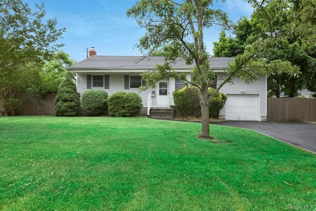 10 Brian Drive, East Islip, NY 11730