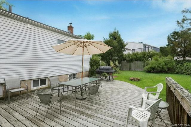 10 Brian Drive, East Islip, NY 11730