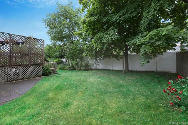 10 Brian Drive, East Islip, NY 11730