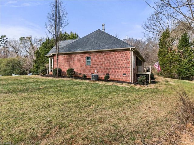 3655 Stimpson Drive, Pfafftown, NC 27040