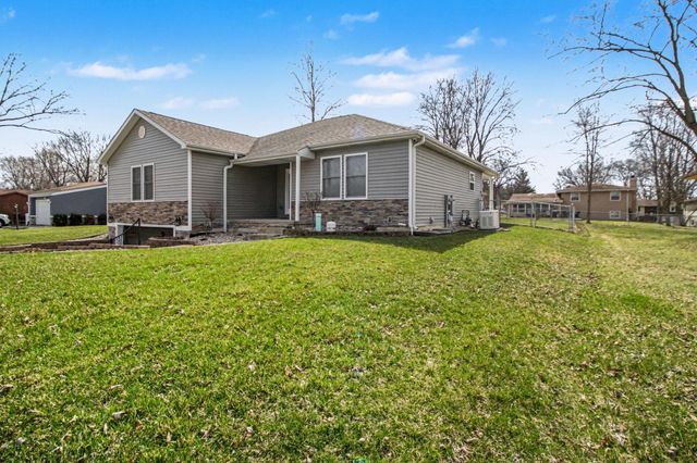 2352 Four Seasons Parkway, Crown Point, IN 46307