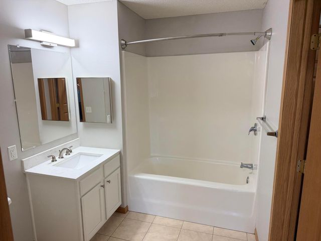 1321 Lake Drive W 111, Chanhassen, MN 55317