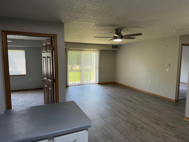 1321 Lake Drive W 111, Chanhassen, MN 55317