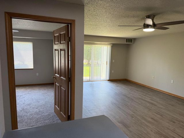 1321 Lake Drive W 111, Chanhassen, MN 55317