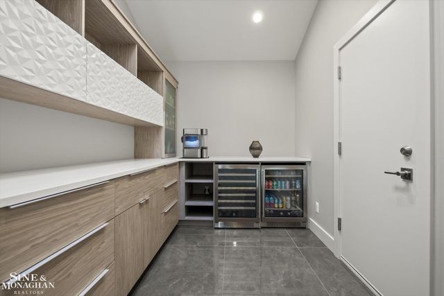 737 Lake Shore Road, Grosse Pointe Shores, MI 48236