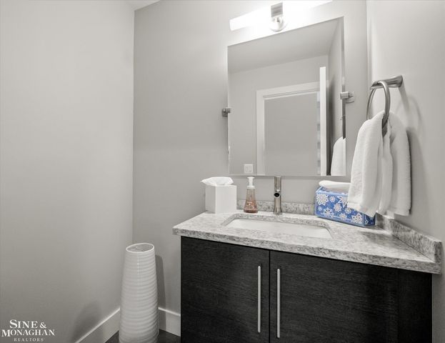 737 Lake Shore Road, Grosse Pointe Shores, MI 48236