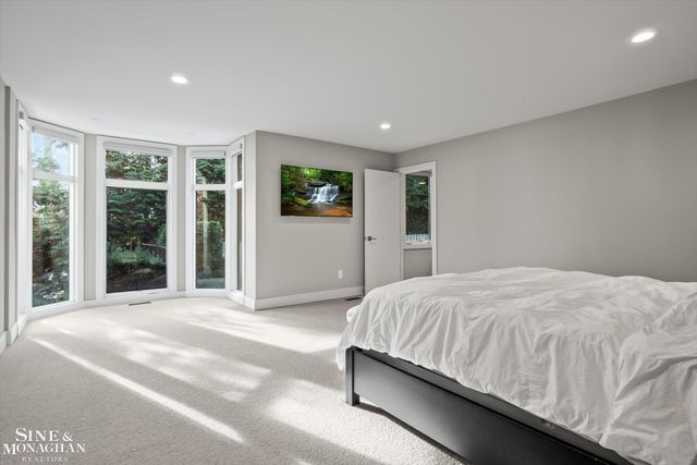 737 Lake Shore Road, Grosse Pointe Shores, MI 48236