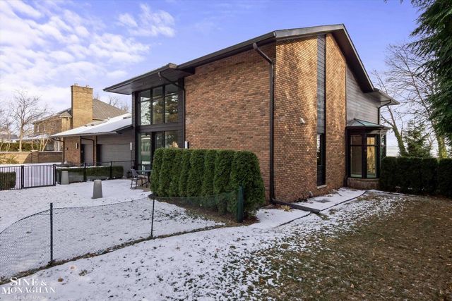 737 Lake Shore Road, Grosse Pointe Shores, MI 48236