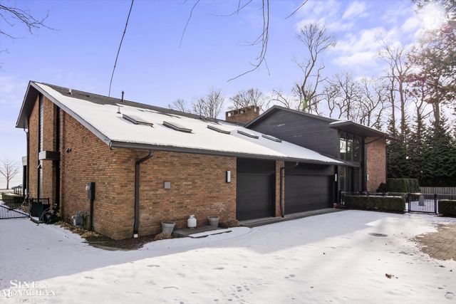 737 Lake Shore Road, Grosse Pointe Shores, MI 48236