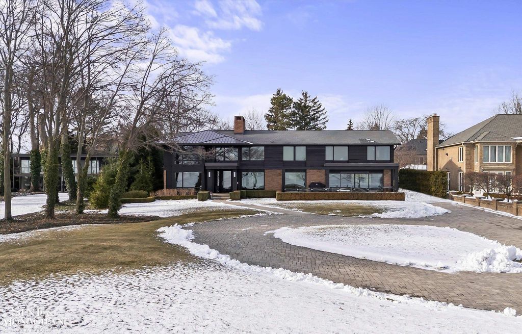 737 Lake Shore Road, Grosse Pointe Shores, MI 48236