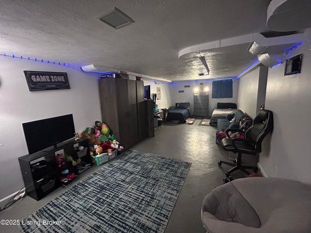 741 S 39th St, Louisville, KY 40211