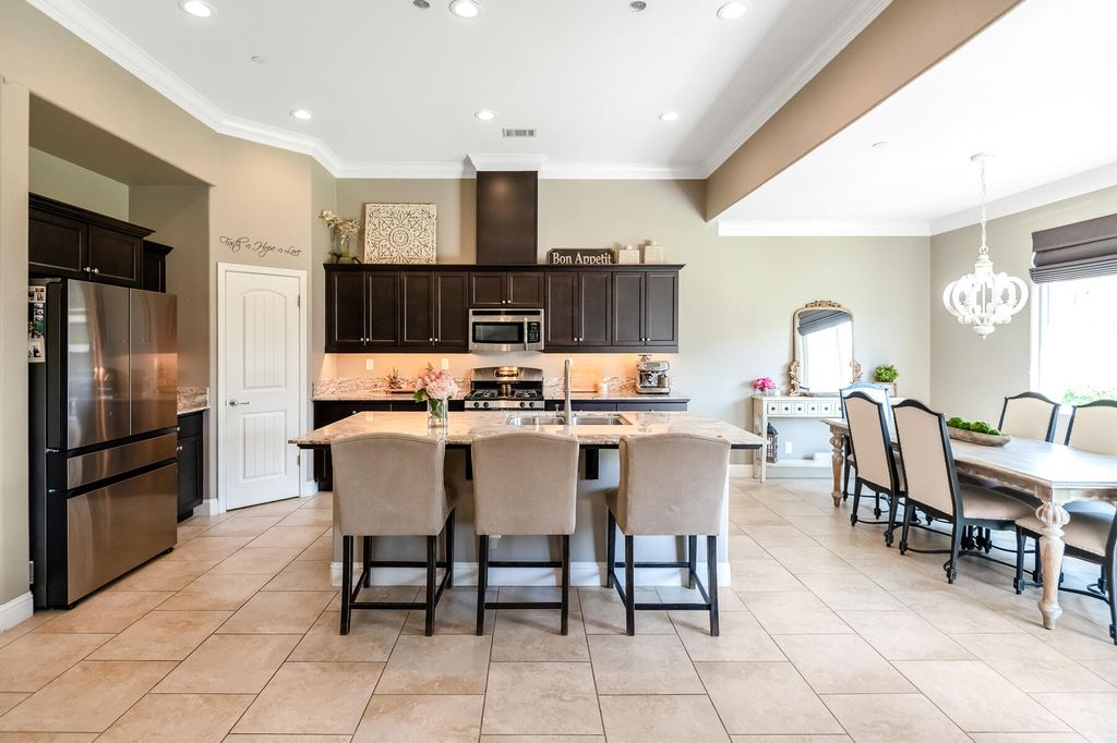 Image 14 of property listing at 6635 W Vine Court, Visalia, CA 93291