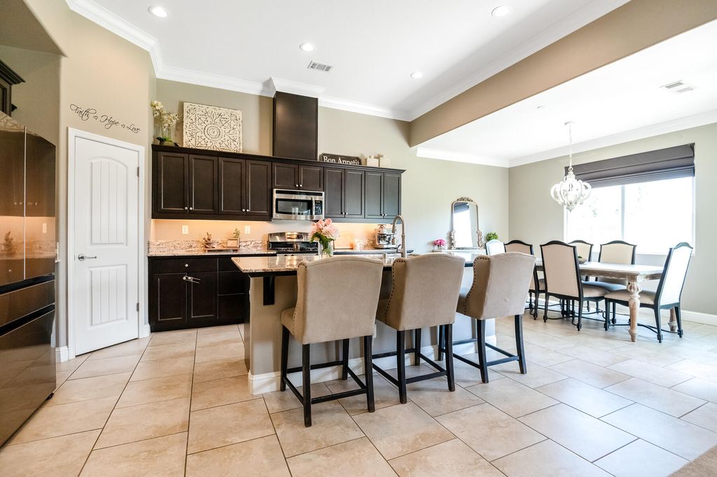 Image 16 of property listing at 6635 W Vine Court, Visalia, CA 93291