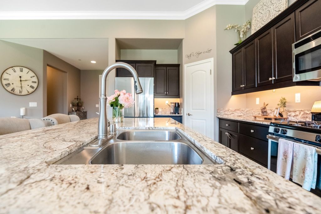 Image 19 of property listing at 6635 W Vine Court, Visalia, CA 93291