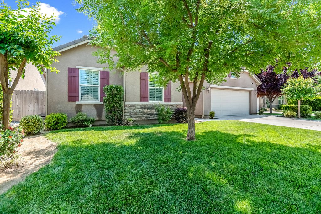 Image 2 of property listing at 6635 W Vine Court, Visalia, CA 93291