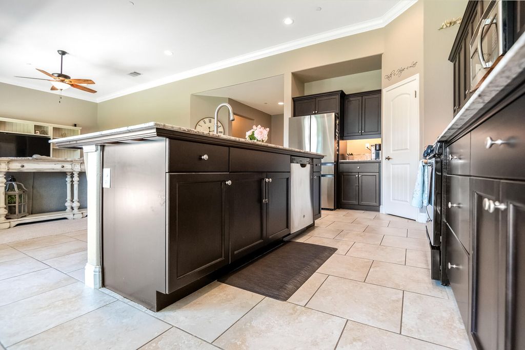 Image 20 of property listing at 6635 W Vine Court, Visalia, CA 93291