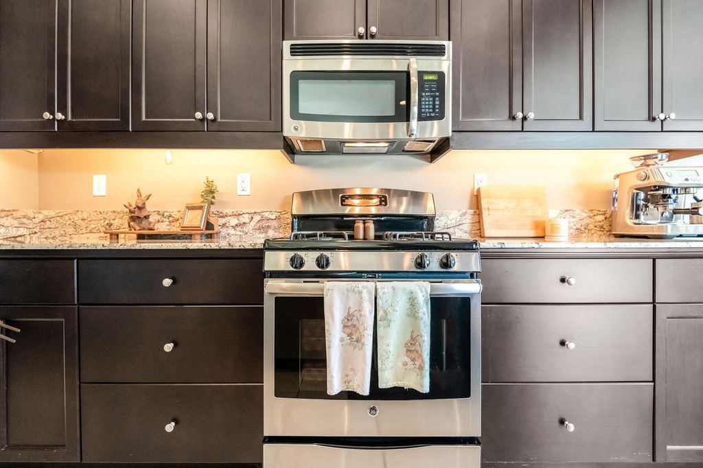 Image 21 of property listing at 6635 W Vine Court, Visalia, CA 93291