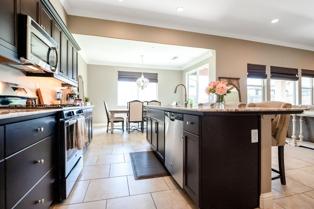 Image 22 of property listing at 6635 W Vine Court, Visalia, CA 93291