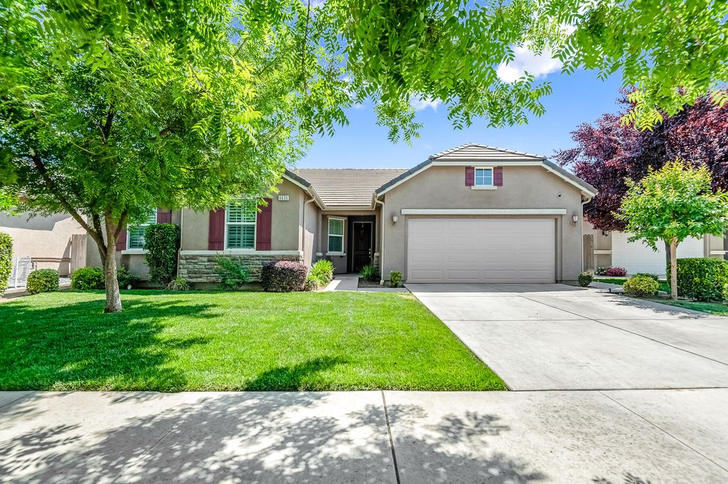 Image 3 of property listing at 6635 W Vine Court, Visalia, CA 93291