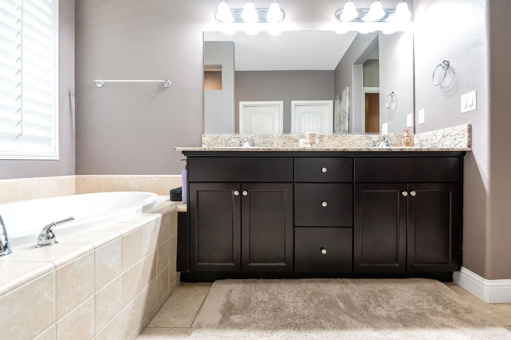 Image 33 of property listing at 6635 W Vine Court, Visalia, CA 93291