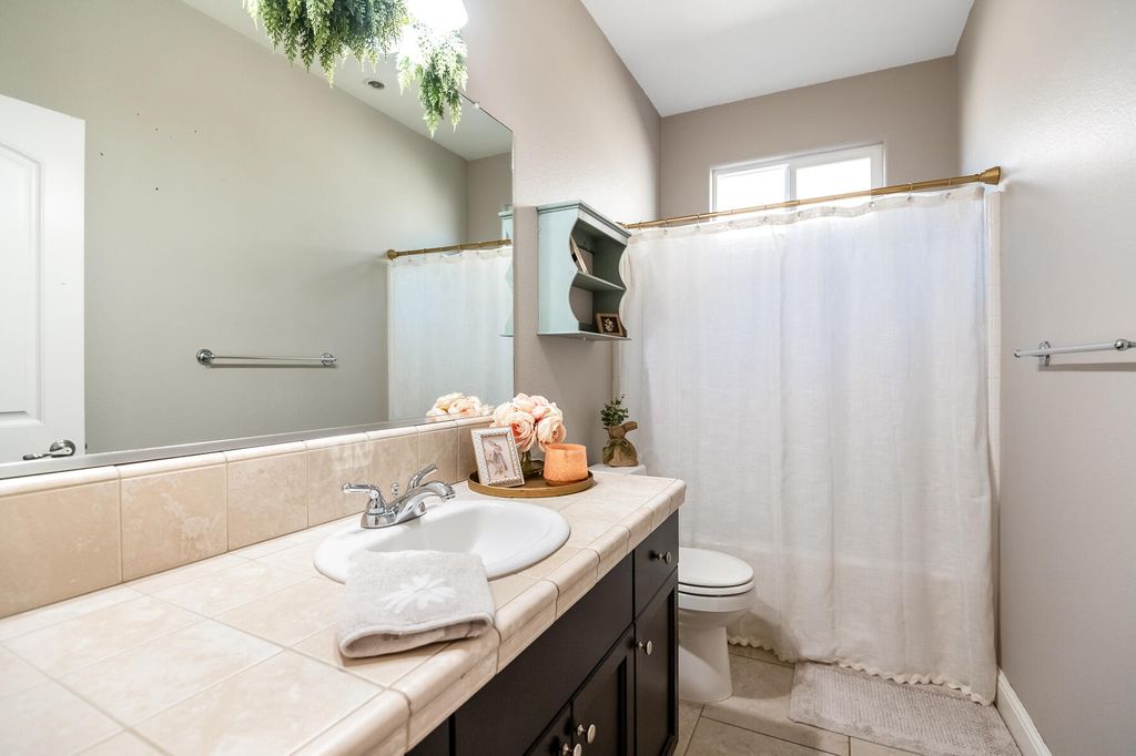 Image 39 of property listing at 6635 W Vine Court, Visalia, CA 93291