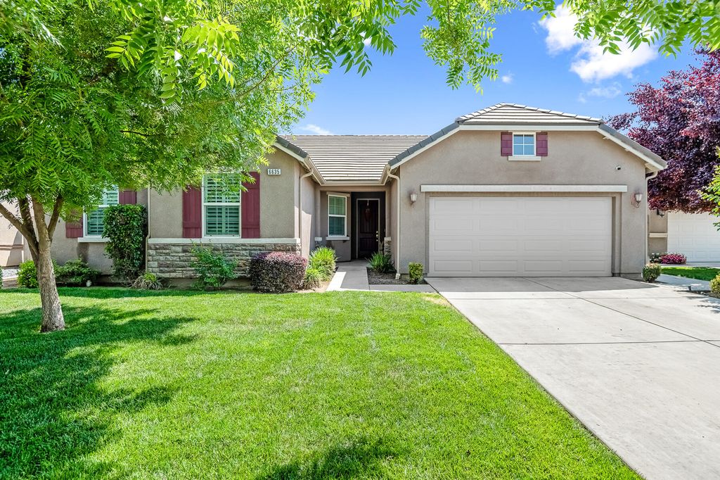 Image 4 of property listing at 6635 W Vine Court, Visalia, CA 93291