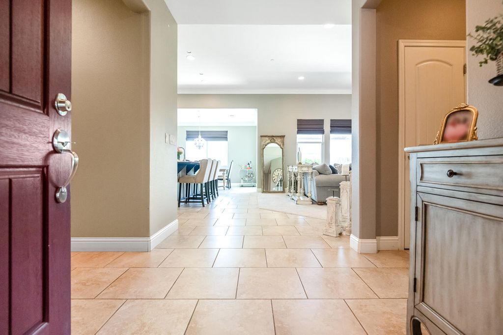 Image 7 of property listing at 6635 W Vine Court, Visalia, CA 93291