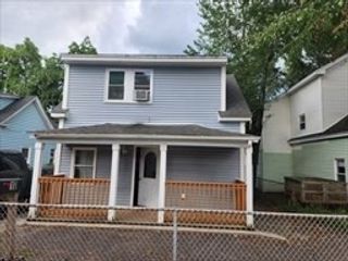 10 Douglas Ct, Worcester, MA 01603