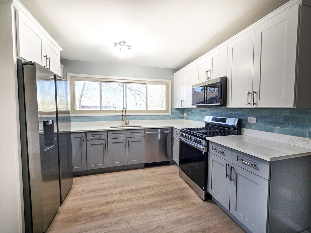 136 Virginia Court, Streamwood, IL 60107 — photo 2