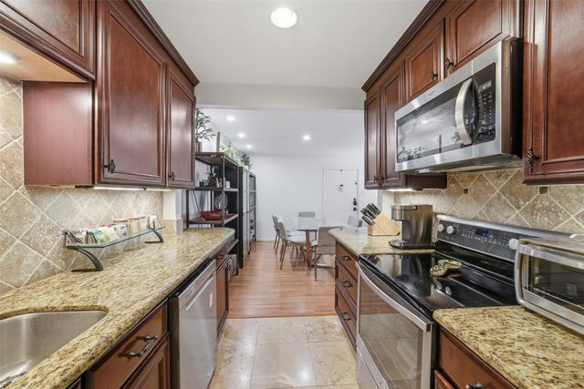 7575 Katy Fwy 89, Houston, TX 77024