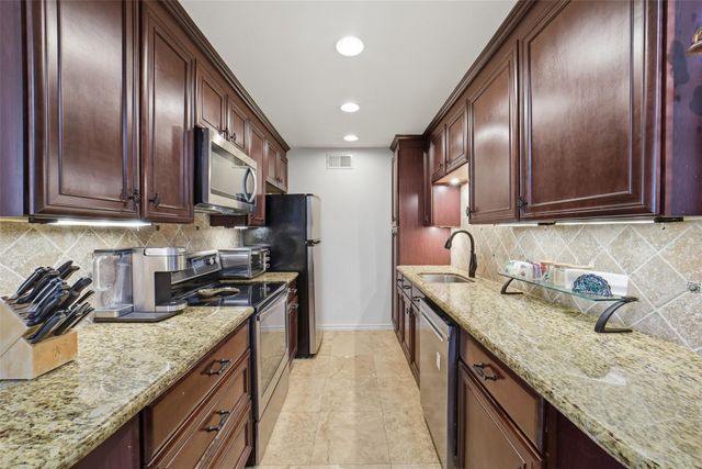 7575 Katy Fwy 89, Houston, TX 77024