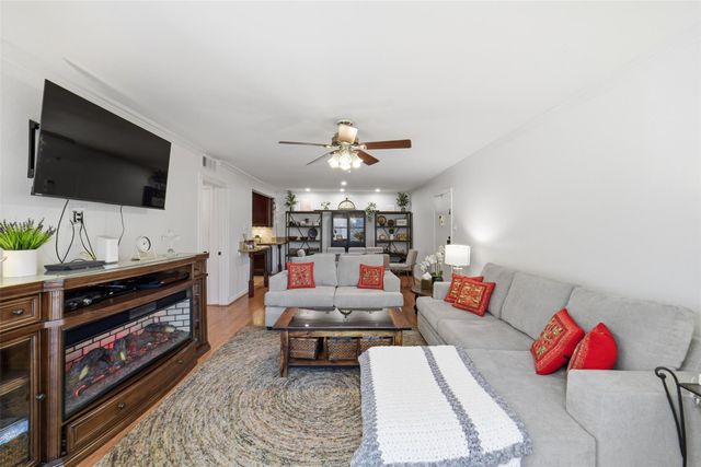 7575 Katy Fwy 89, Houston, TX 77024