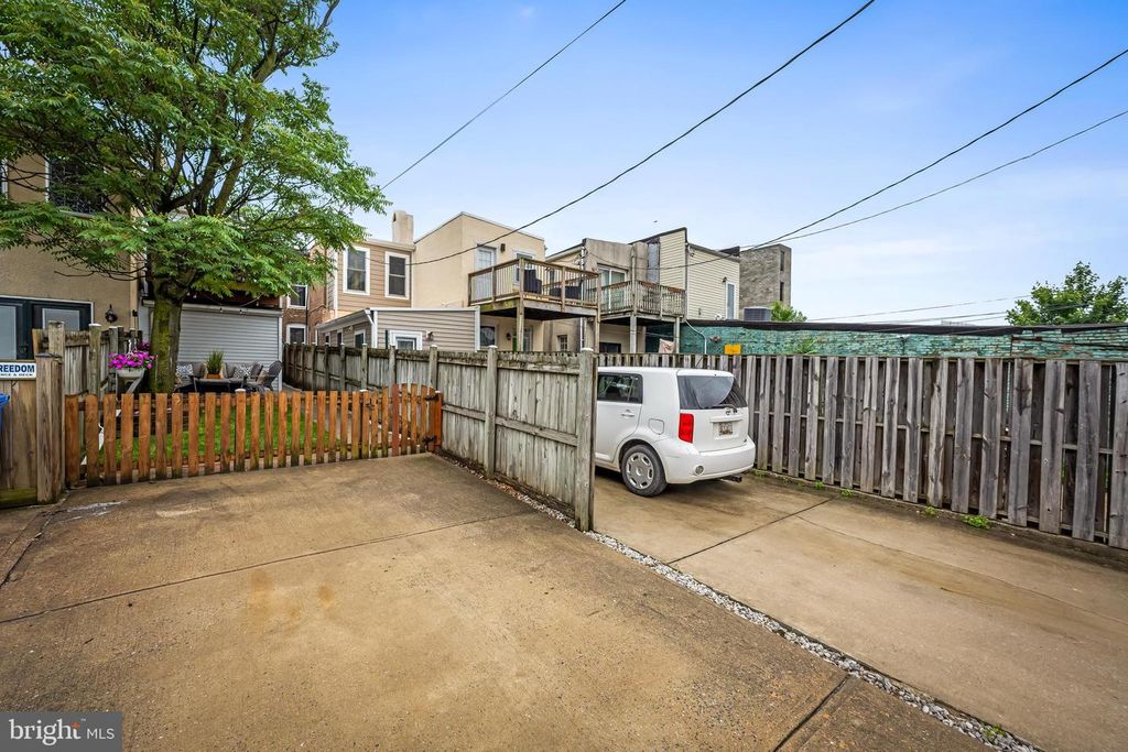Image 3 of property listing at 132 OSTEND ST W, Baltimore, MD 21230