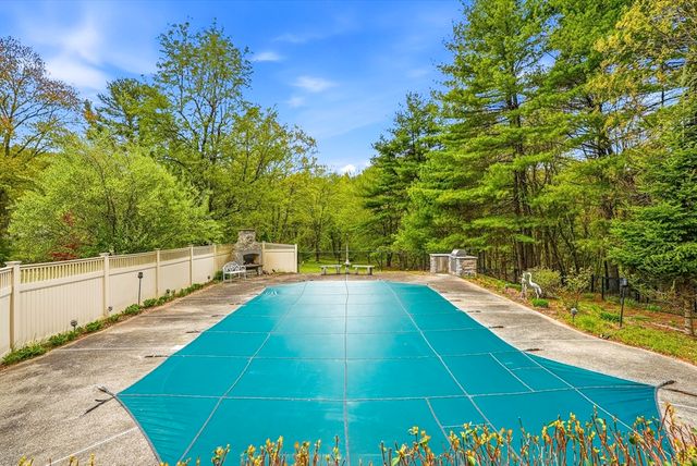 179 South St, Upton, MA 01568