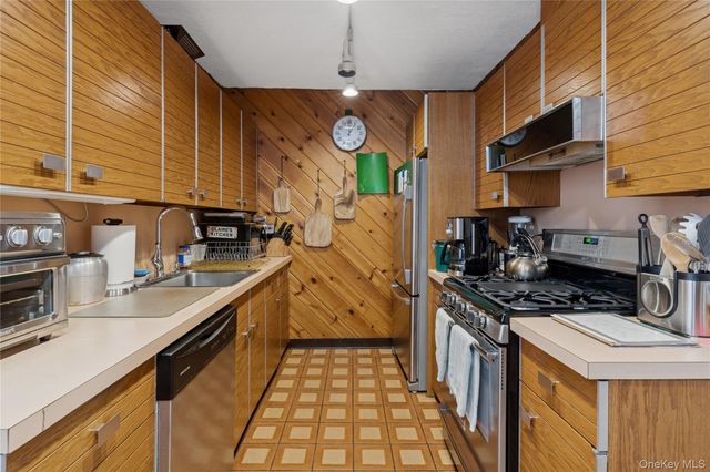 166-07 Union Turnpike, Fresh Meadows, NY 11366