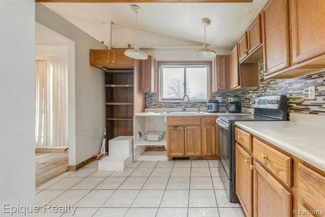 4404 N River Road, Fort Gratiot, MI 48059