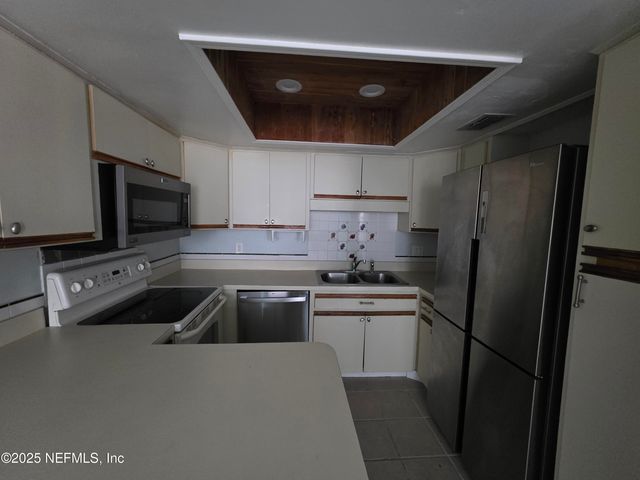 1301 W DEFENDER Court W 1301, Jacksonville, FL 32233