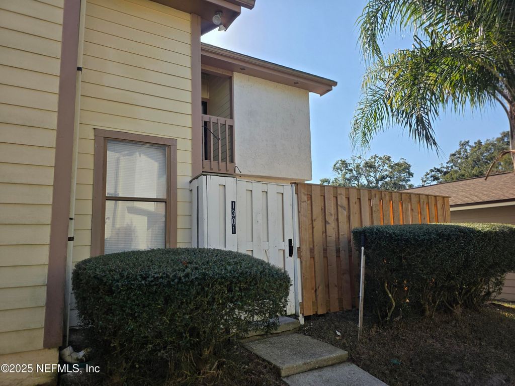 1301 W DEFENDER Court W 1301, Jacksonville, FL 32233