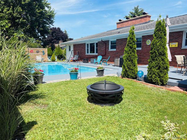 4108 Allen Court, Bay City, MI 48706