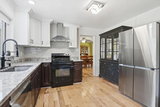 16195 Madoline Street, Beverly Hills Vllg, MI 48025