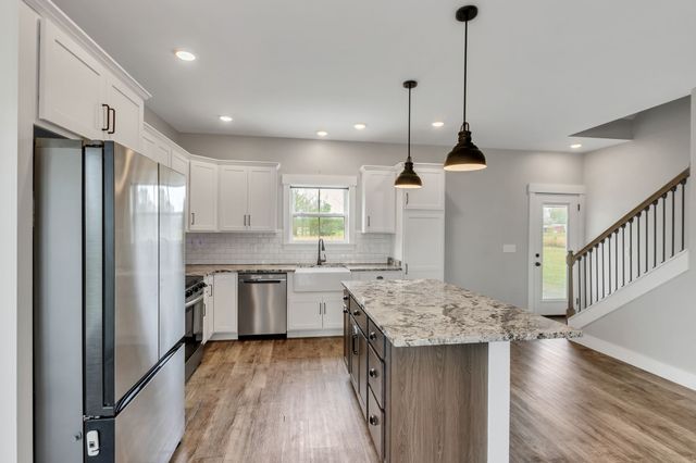 210 Deer Creek Ln, Tullahoma, TN 37388