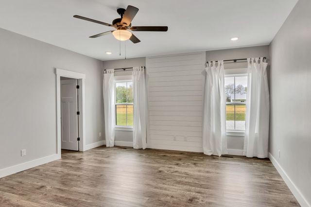 210 Deer Creek Ln, Tullahoma, TN 37388