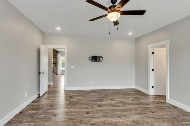 210 Deer Creek Ln, Tullahoma, TN 37388