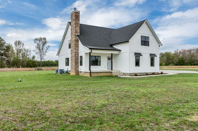 210 Deer Creek Ln, Tullahoma, TN 37388