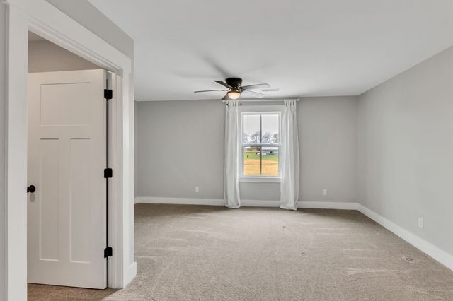 210 Deer Creek Ln, Tullahoma, TN 37388