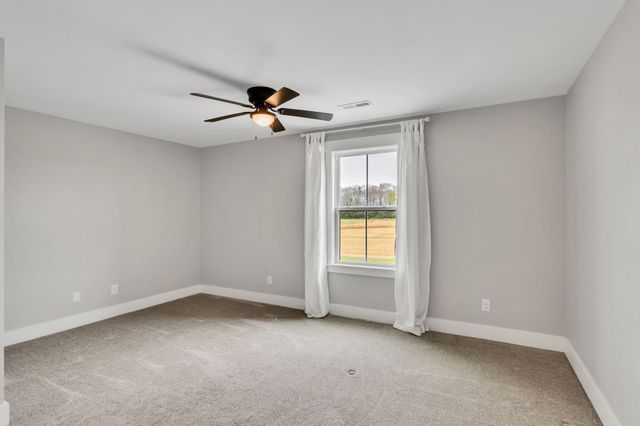 210 Deer Creek Ln, Tullahoma, TN 37388