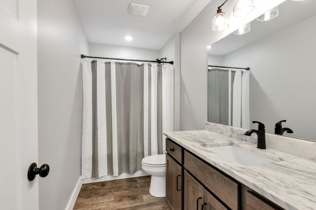 210 Deer Creek Ln, Tullahoma, TN 37388