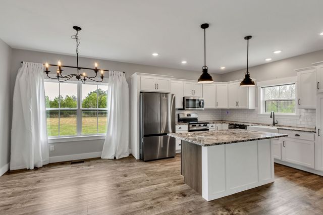 210 Deer Creek Ln, Tullahoma, TN 37388