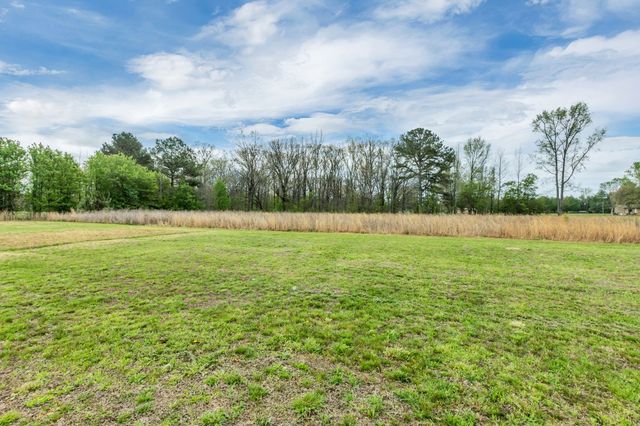 210 Deer Creek Ln, Tullahoma, TN 37388