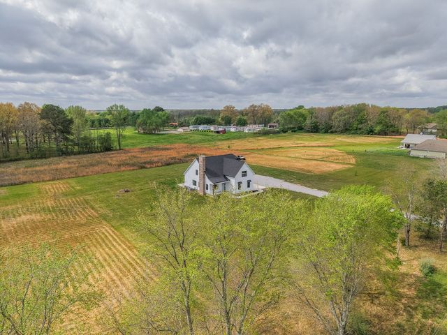 210 Deer Creek Ln, Tullahoma, TN 37388
